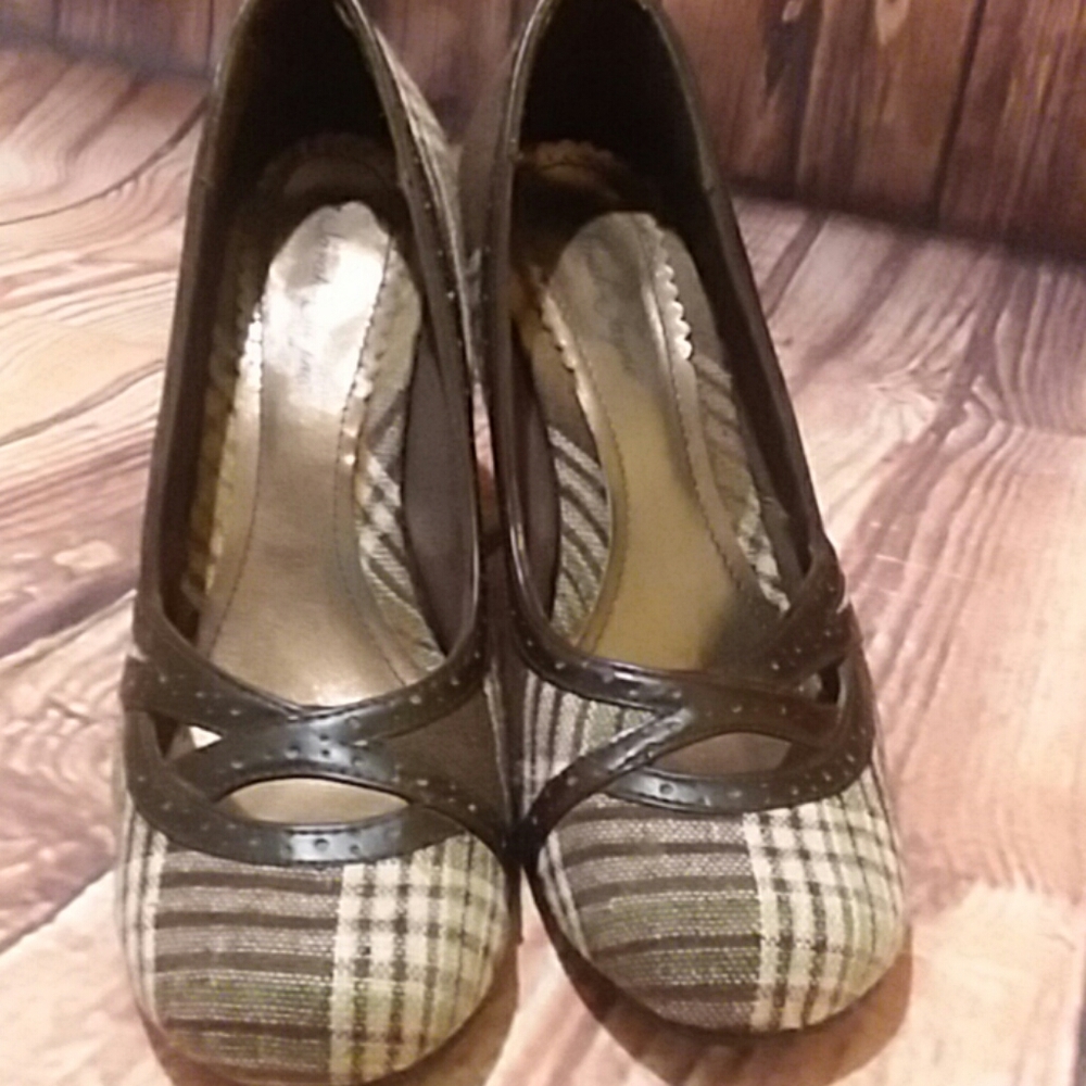 Women's size 10 plaid heels. Never worn.
